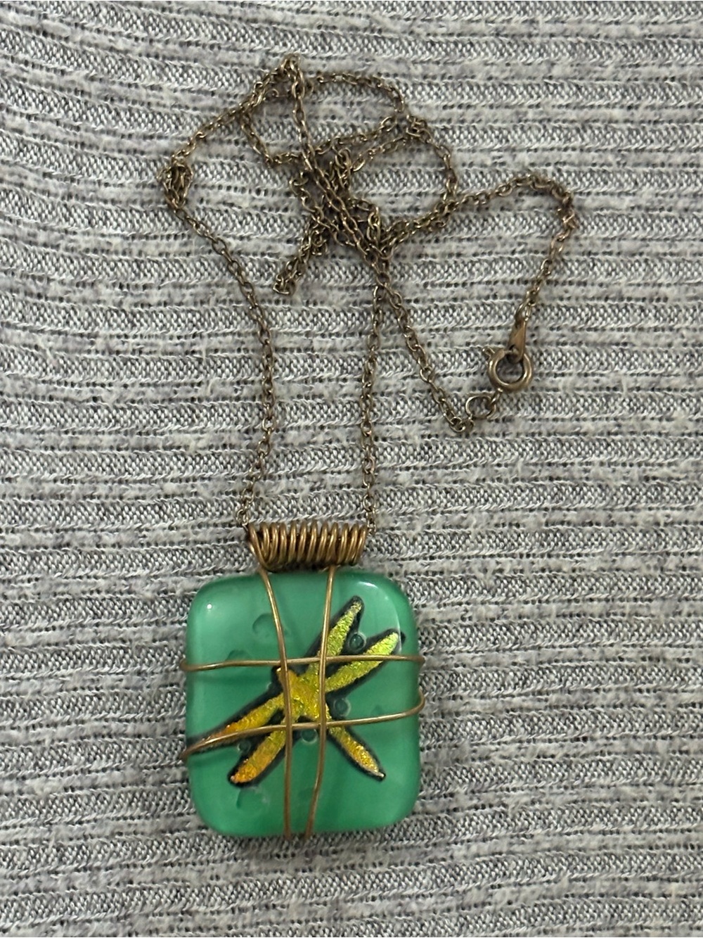 Vintage gold tone wire wrapped square shaped dragonfly pendant on chain necklace